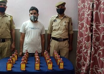 25 bottles of illicit liquor recovered in Chinore  Jammu, One bootlegger arrested : Police