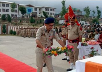 Police officer shot dead in Pampore