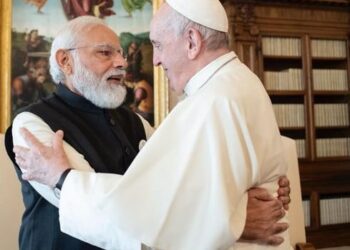 PM Modi meets Pope Francis at Vatican, invites him to visit India
