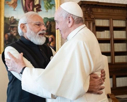 PM Modi meets Pope Francis at Vatican, invites him to visit India