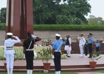 All three service chiefs lay wreaths at National War Memorial on Kargil Vijay Diwas