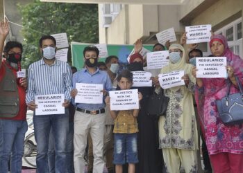 Casual Employee’s Union (CEU) R&B protests over  release of pending wages, regularisation demands in Srinagar