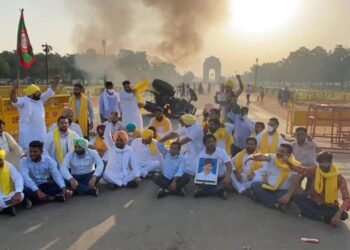 Tractor set on fire at India Gate to protest farm bills