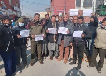 EJAC holds protest demonstration at Press Enclave Srinagar, Seeks regularisation of daily wagers, adhoc, temperory employees working in different deptts