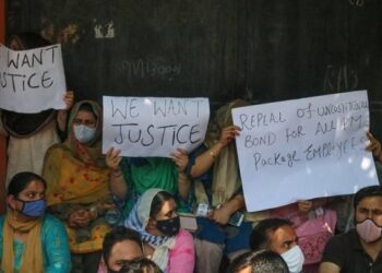 Protest at Kashmiri Pandit colony Sheikhpora continues, employees demand relocation