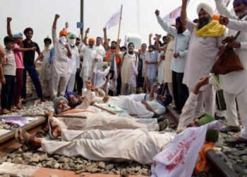 Massive farmer protests in Punjab,Haryana: roads,rail tracks blocked
