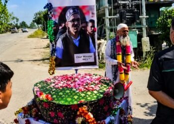 Pulwama man carries Giant Cap to Civil Secretariat seeking functional hospital