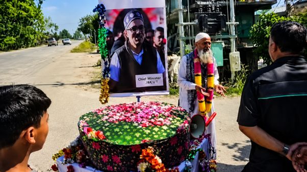 Pulwama man carries Giant Cap to Civil Secretariat seeking functional hospital