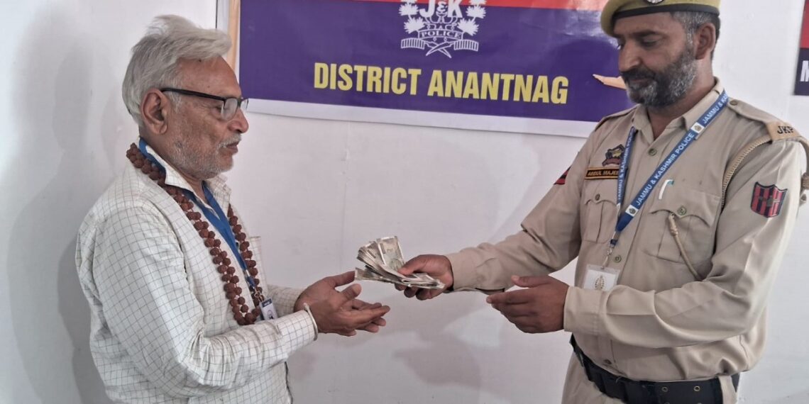  Amarnath Pilgrim lost bag containing ₹40,000 : Police