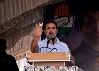 Congress leader Rahul Gandhi addressing an election rally at Dooru in Anantnag district-Pic/Kashmir Horizon