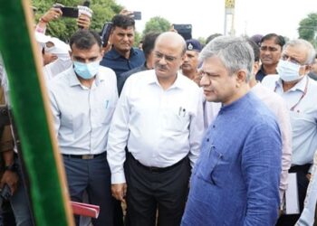 Railway Minister inspects Control Office at Divisional Railway Manager Office, New Delhi