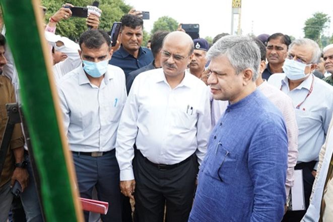 Railway Minister inspects Control Office at Divisional Railway Manager Office, New Delhi