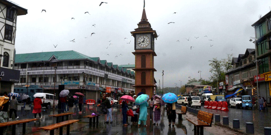 Intermittent Rain, Snow continues in J&K; Improvement from tonight: MeT