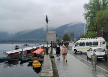 Rains Lash Valley, hits normal life