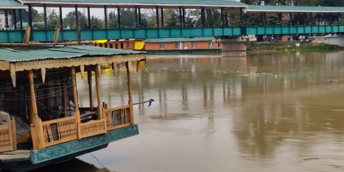 Jhelum continues to recede at Srinagar, remains above flood declaration mark