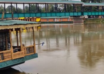 Jhelum continues to recede at Srinagar, remains above flood declaration mark