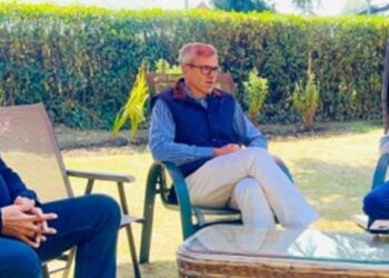 Ravi Shastri calls on Omar Abdullah, People continue to throng Gupkar residence of Dr. Farooq, Omar Abdullah for greetings