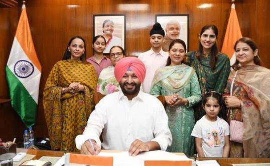 Ladakh MP Haji Hanifa Meets Congress Leaders in New Delhi
