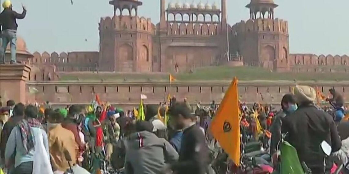 1 farmer dead in clashes with police at ITO Delhi, protesters removed after 90 minute long chaos from red fort premises