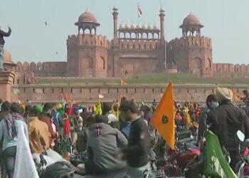 1 farmer dead in clashes with police at ITO Delhi, protesters removed after 90 minute long chaos from red fort premises