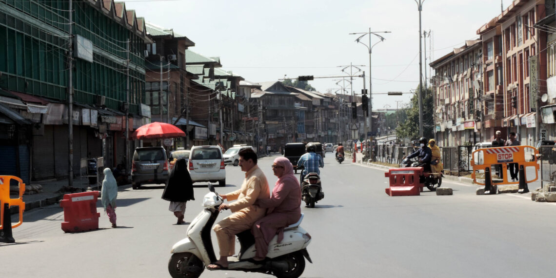 Relaxations eased after three days of restrictions as vendors were back on their stalls and vehicles returned to roads in City Centre Lal Chowk on Sunday-Pic/ Kashmir Horizon