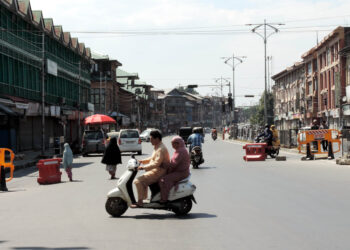 Relaxations eased after three days of restrictions as vendors were back on their stalls and vehicles returned to roads in City Centre Lal Chowk on Sunday-Pic/ Kashmir Horizon