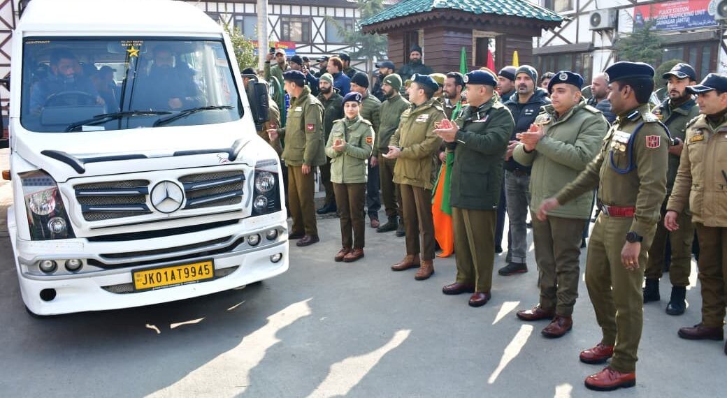 IGP Kashmir Flags Off Students’ Delegation to Gujarat for 26th Rashtra Katha Shivir