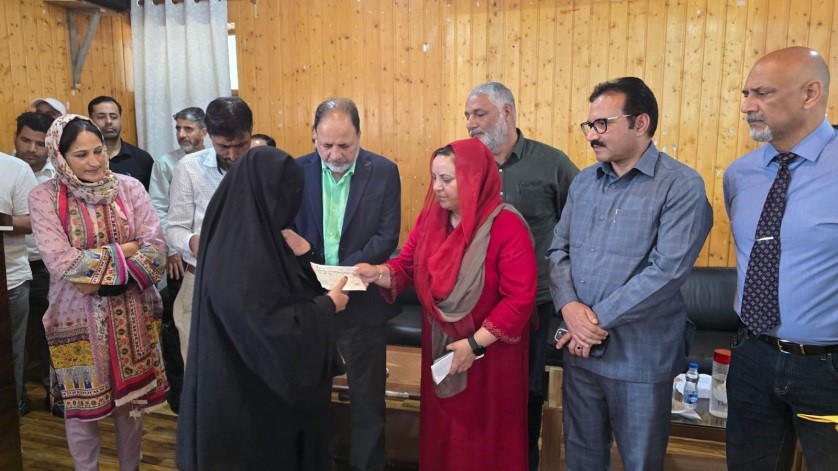 SakeenaItoo distributes relief cheques worth Rs.13 lakh among fire victims in B’la