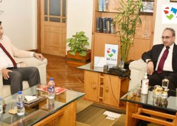 SBI Chairman visits J&K Bank, interacts with the CMD