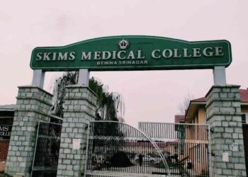 SKIMS Medical College Bemina Issues Show-Cause Notice to CRMIs Over Week-Long Duty Absence