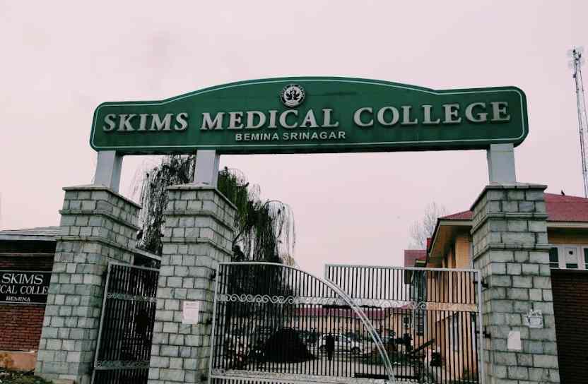 SKIMS Medical College Bemina Issues Show-Cause Notice to CRMIs Over Week-Long Duty Absence