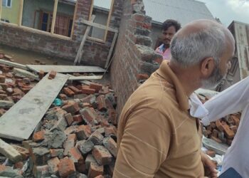 SMC demolishes illegal structure at Sazgaripora Srinagar