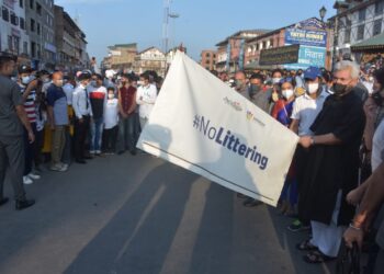 SMC organises “Run for polythene free Srinagar”, LG Sinha flags it off from Lal Chowk