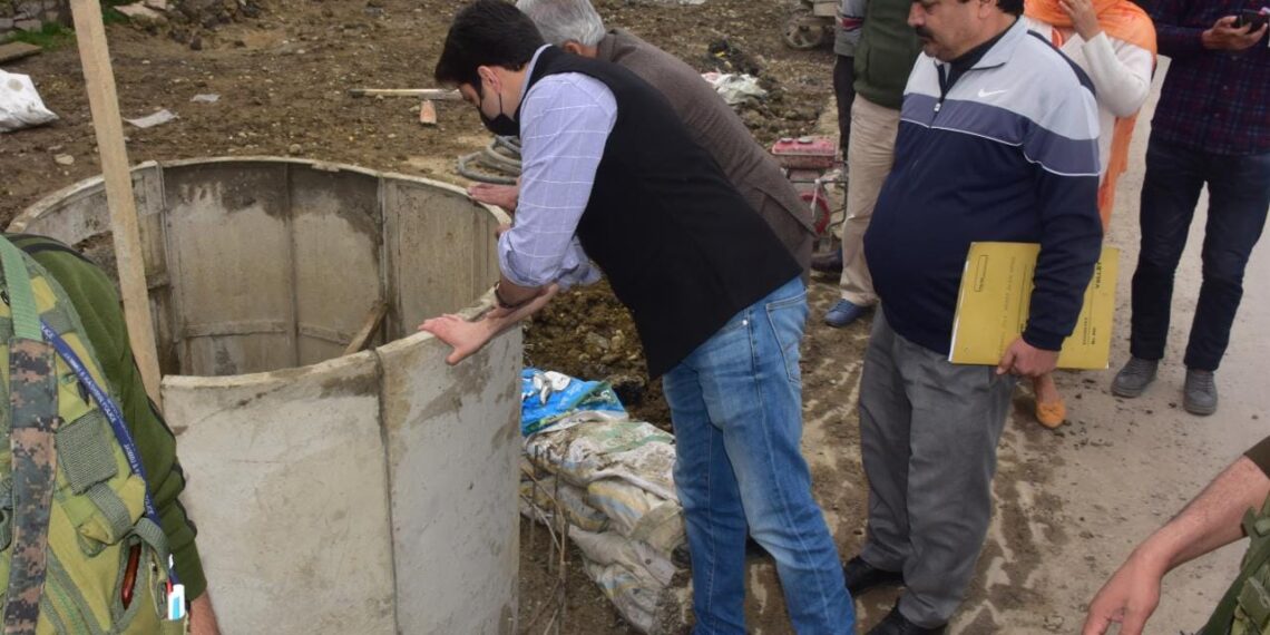 City Municipal Commissioner visits Moominaabad Tengpora to review drainage  scheme