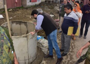 City Municipal Commissioner visits Moominaabad Tengpora to review drainage  scheme