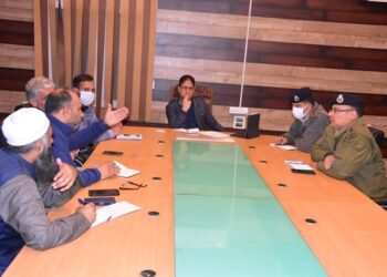 Srinagar Mayor reviews  traffic decongestion measures , anti encroachment drives in the City