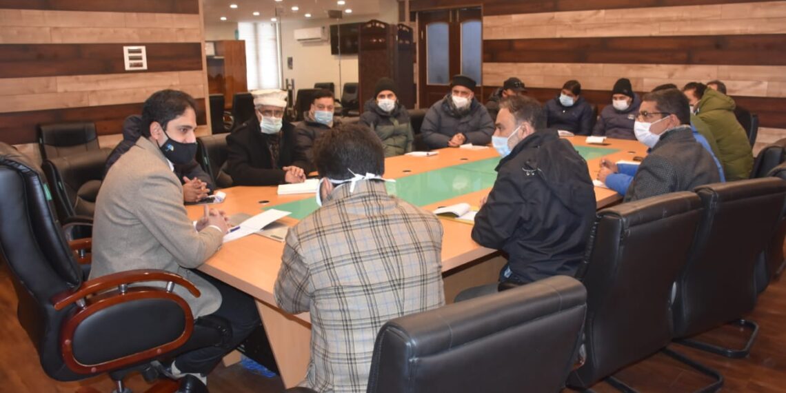 Mayor directs joint strategy between SMC, R&B and traffic police in Srinagar