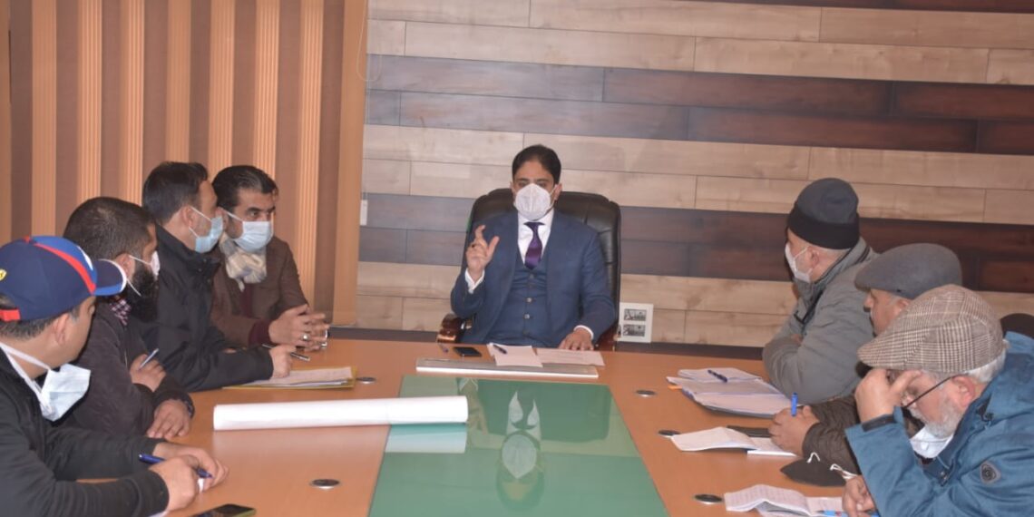 Srinagar Mayor reviews handover of R&B City Roads Divn to SMC,asks for grading of all city roads as per physical status