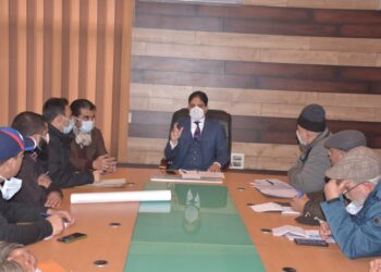 Srinagar Mayor reviews handover of R&B City Roads Divn to SMC,asks for grading of all city roads as per physical status