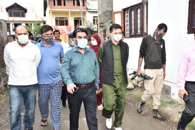 SMC Comr directs hassle free services to people, asks officials to set up assistant booths during Mohharam days