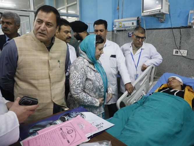 Sakeena Itoo, Javed Dar Visit Frontier Distt Kupwara To Assess Well Being Of Shelling Affected Families