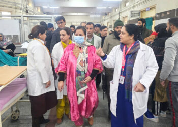Sakeena Itoo extensively inspects SMHS Hospital Srinagar
