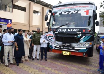 Sakeena Itoo flags off group of students for ‘Watan Ko Janoo’ exposure tour