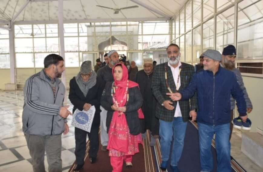 Sakeena Itoo pays obeisance at Dargah Hazratbal
