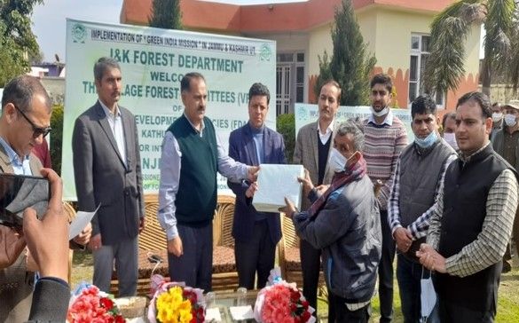 Sanjeev Verma extensively tours Kathua, interacts with VFCs, PRIs