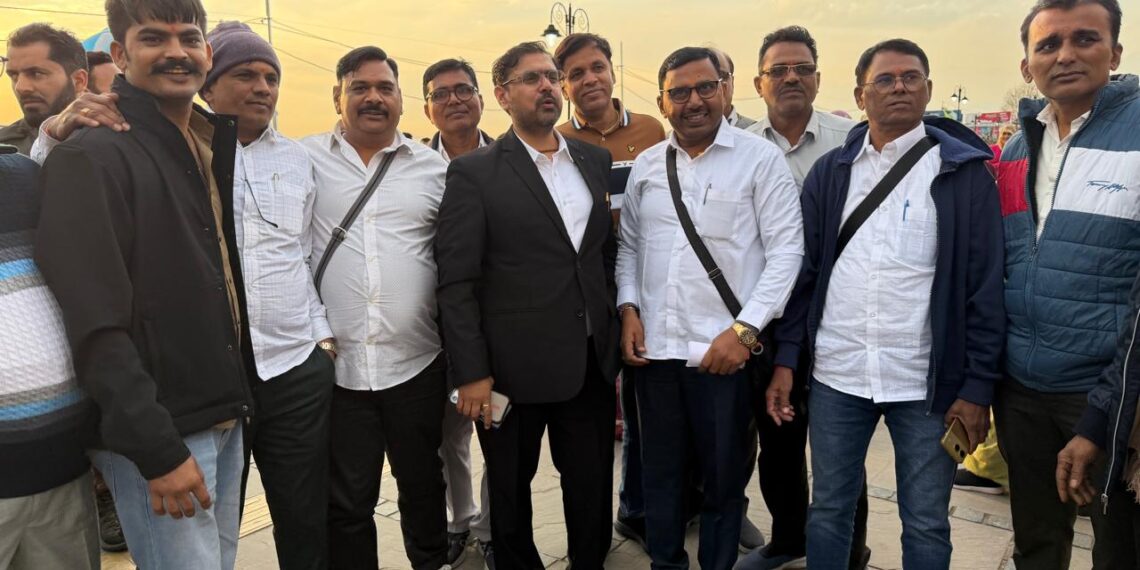 Satish Sharma interacts with tourists in Srinagar; reviews facilities at Mughal Gardens