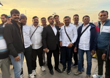 Satish Sharma interacts with tourists in Srinagar; reviews facilities at Mughal Gardens