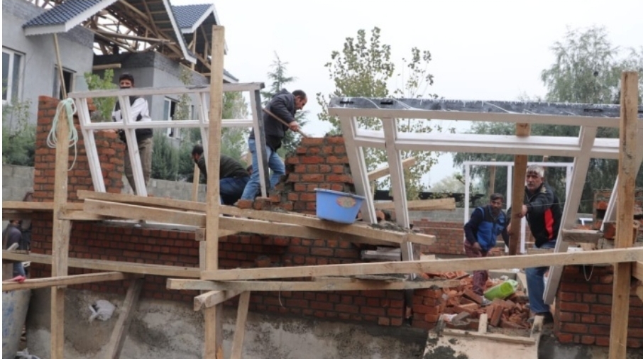 LC&MA conducts demolition drive in various Srinagar areas