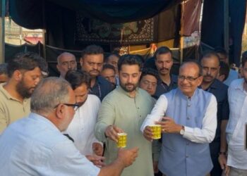 Muharram: Shivraj Singh Chouhan Serves Water To People At J&K’s Lal Chowk