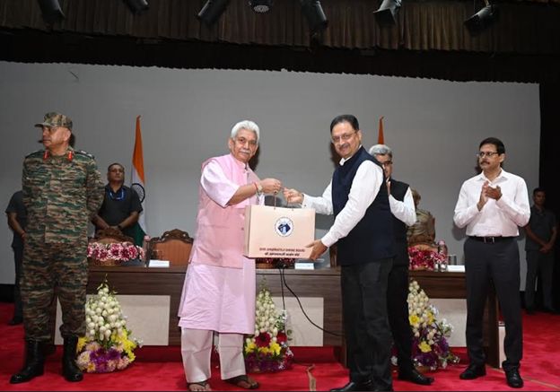 LG Sinha felicitates J&K Bank for support to Amarnath Yatra 2026